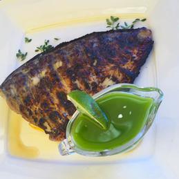 Есколар: масляна риба, маринована лимоном та розмарином, подається з вершково-лаймовим соусом