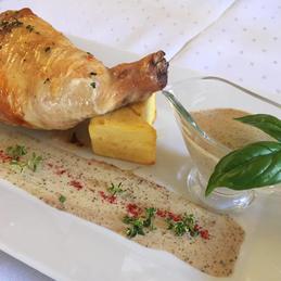 Куриная ножка «Пуатье»: куриная ножка, фаршированная сыром и специями, с перечным соусом